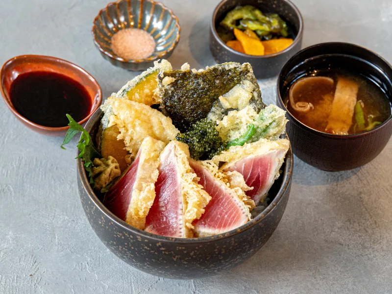 海鮮【なはまぐろ】のレア天丼