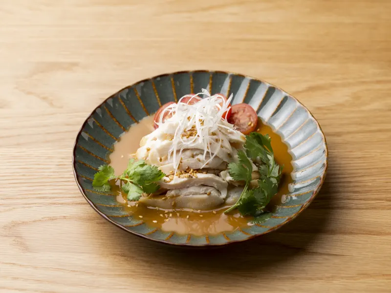 　前菜　蒸し鶏の辛味胡麻ソースかけ「棒々鶏」
