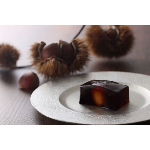 紫野和久傳 丸の内店 | 蓮もち 栗餡（紙箱8個入） | TANOMO GIFT
