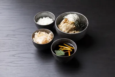 肉汁つけ辛味蒩麦　「豚」　季節の小飯セット