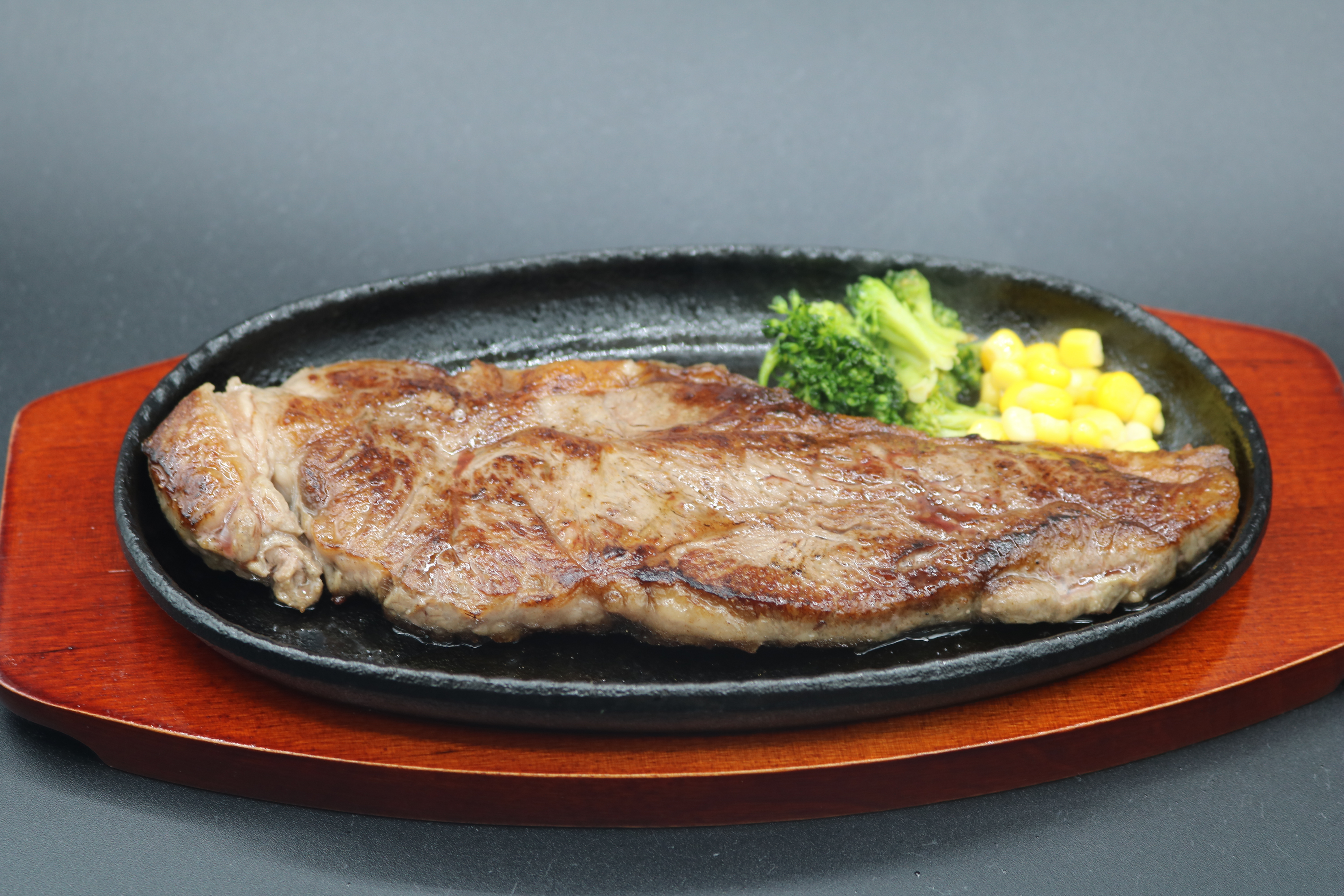 黒毛和牛サーロインステーキ 180g（伊江島黒毛和牛緋桜肉）