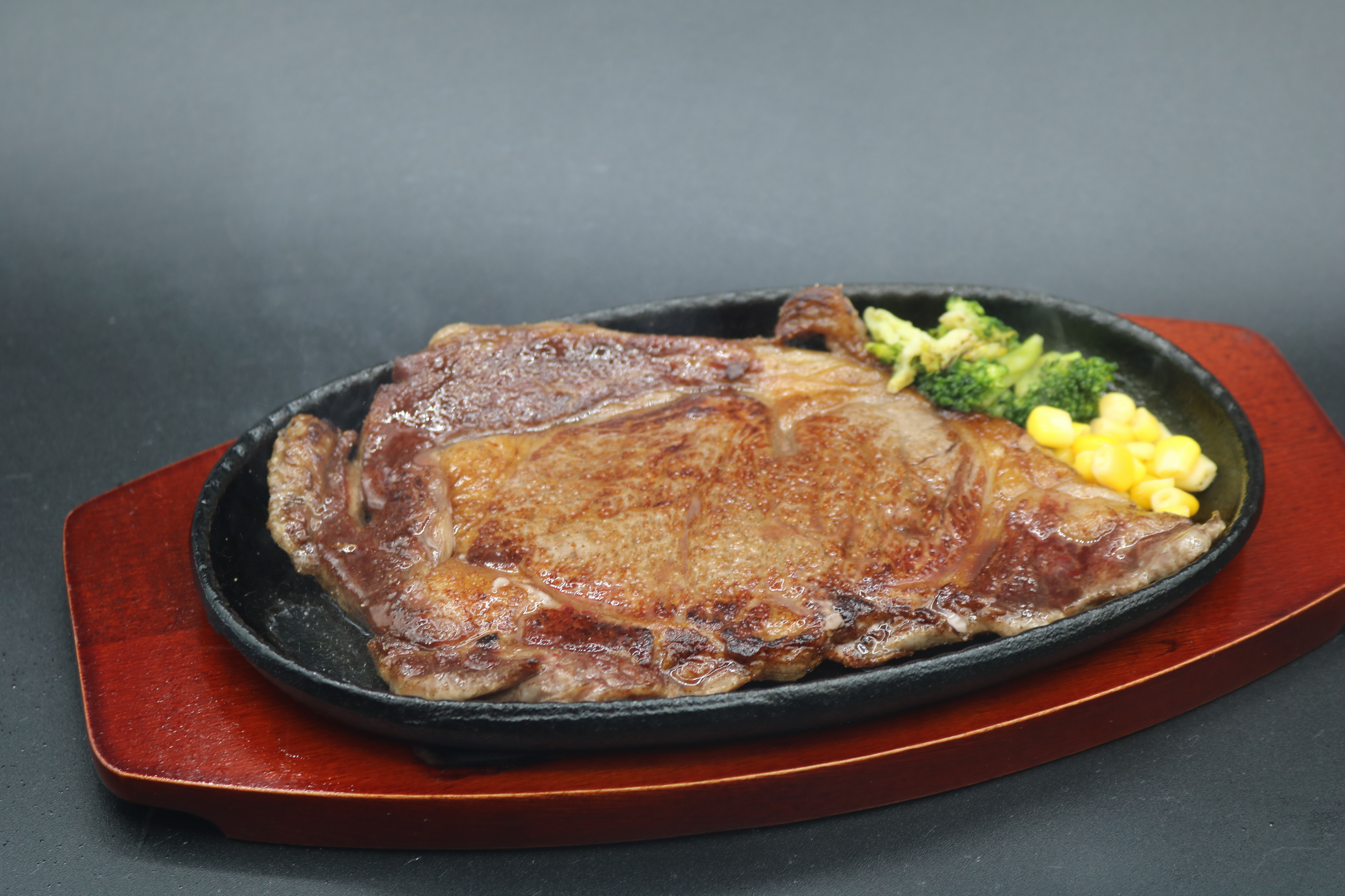 黒毛和牛リブロースステーキ 180g（伊江島黒毛和牛緋桜肉）