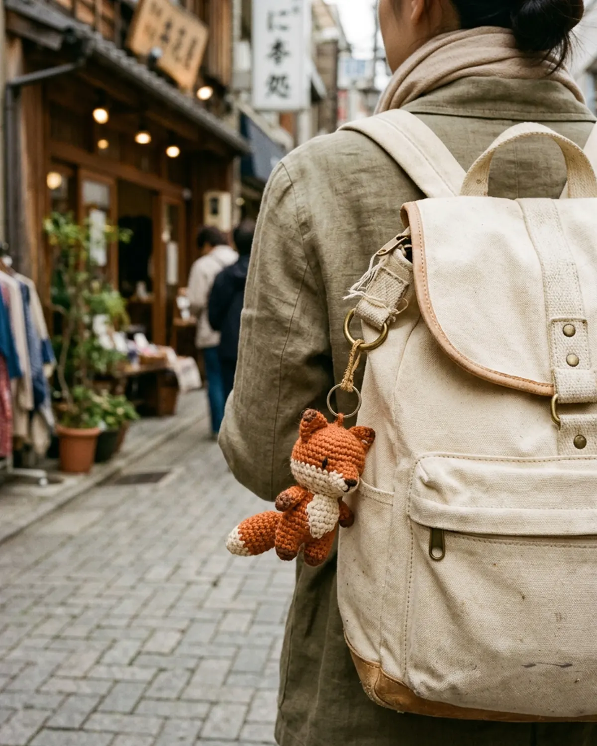 Móc khóa thú len handmade nhỏ được treo trên balo và mang theo mỗi ngày