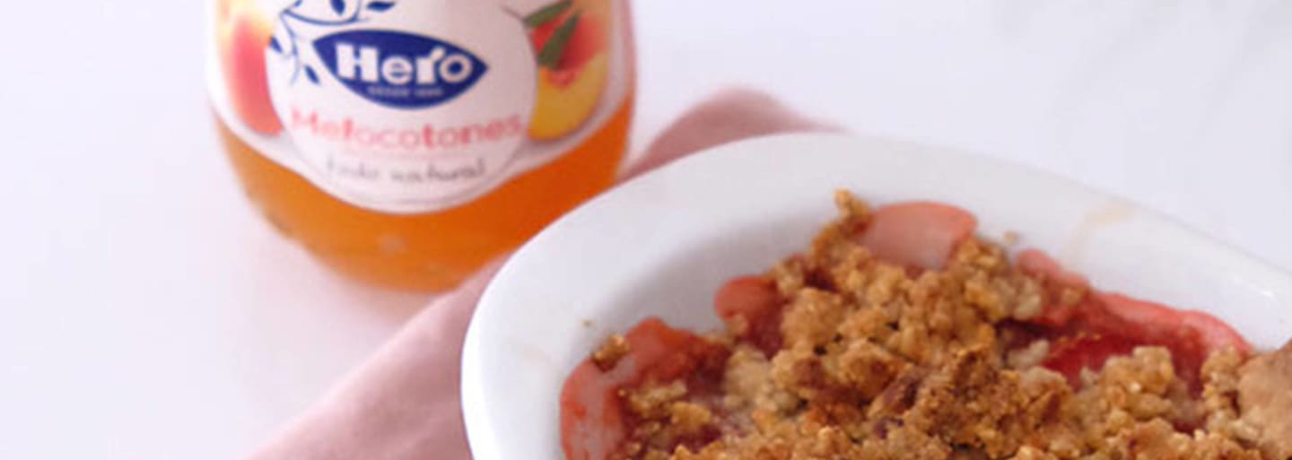 Delicioso crumble con confitura de melocotón y fresas frescas