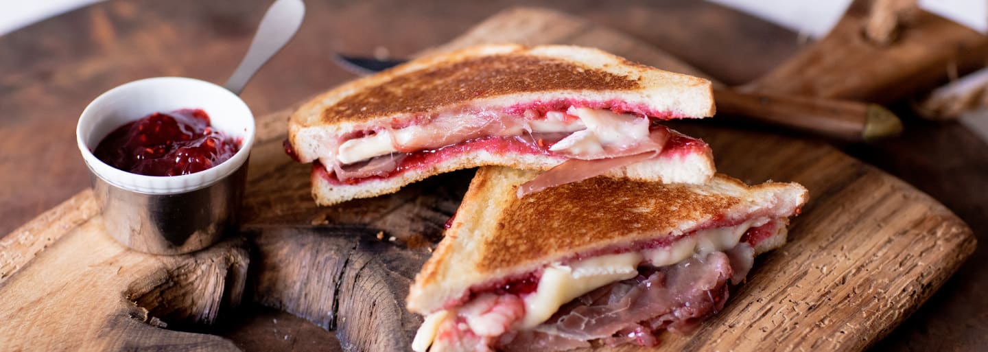 Verrassende tosti met brie en frambozenjam