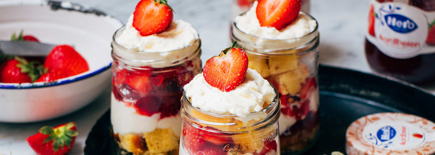 Zomerse aardbeien trifle met aardbeienjam