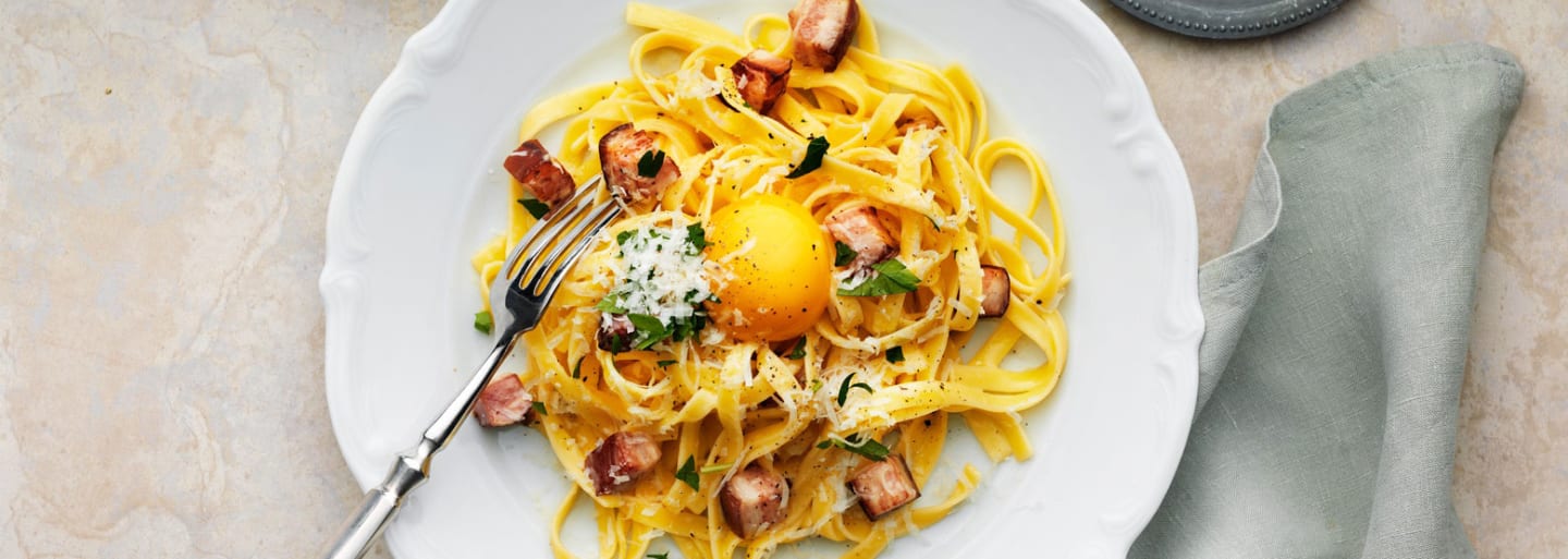 Glutenfri carbonara med riven parmesan och äggula