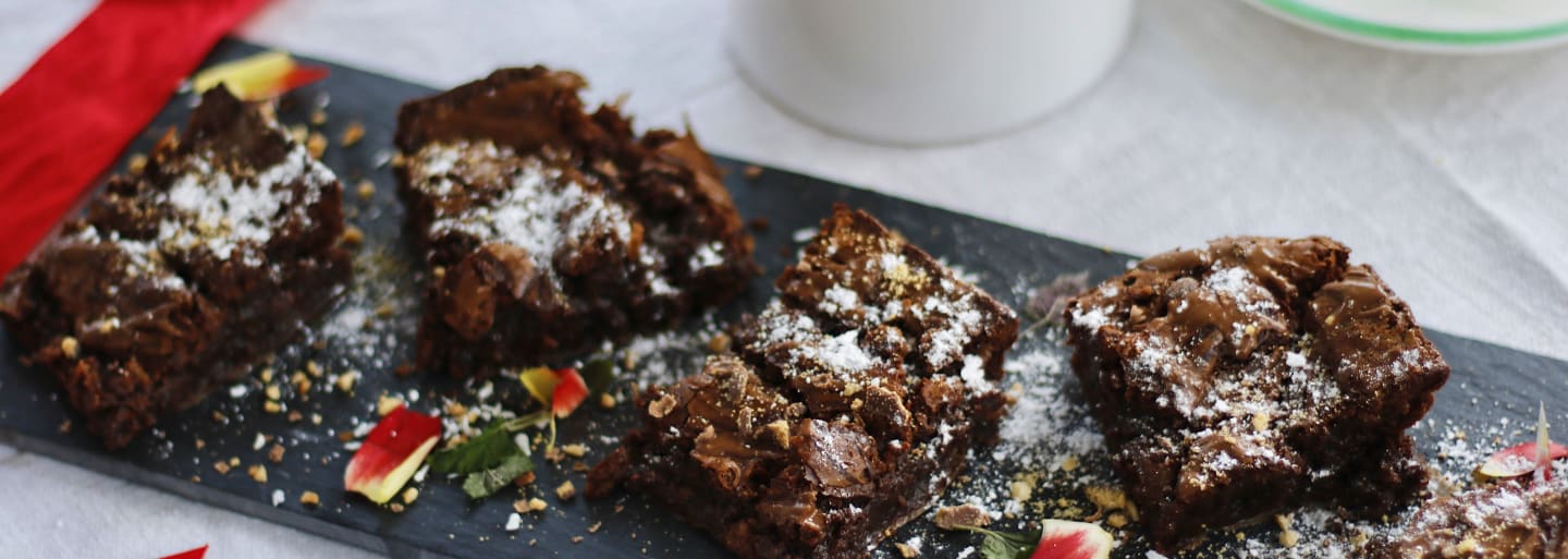 Glutenfria brownies ligger på ett fat