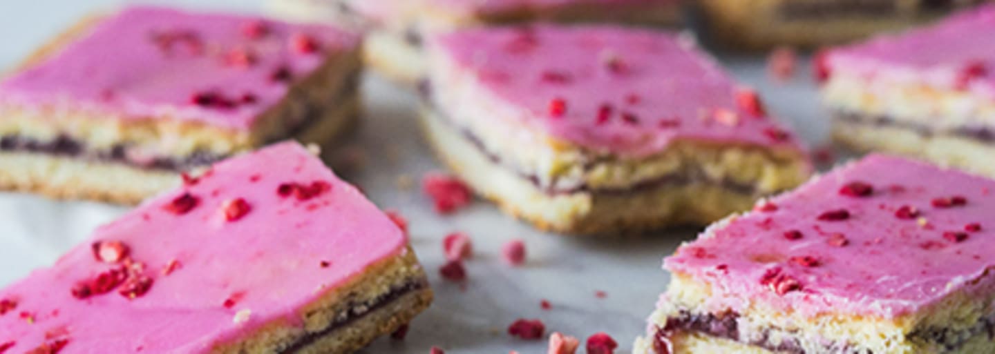 Glutenfrie bringebærsnitter med bringebærsyltetøy og melisglasur