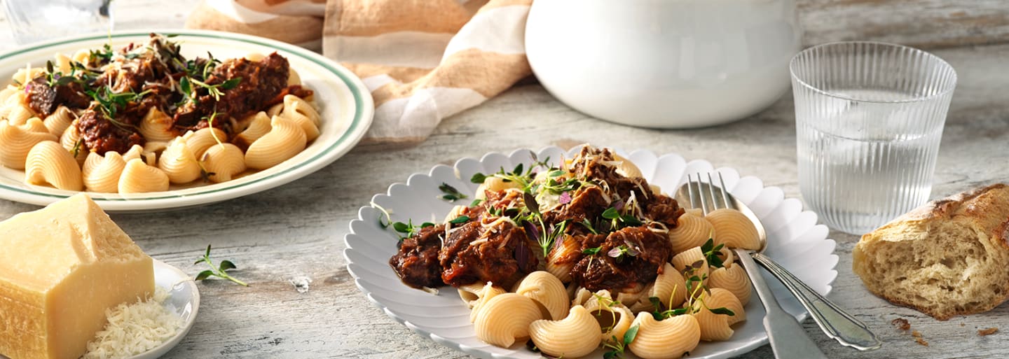 Tallrikar med Semper glutenfri lumachepasta toppad med en mustig ragu.