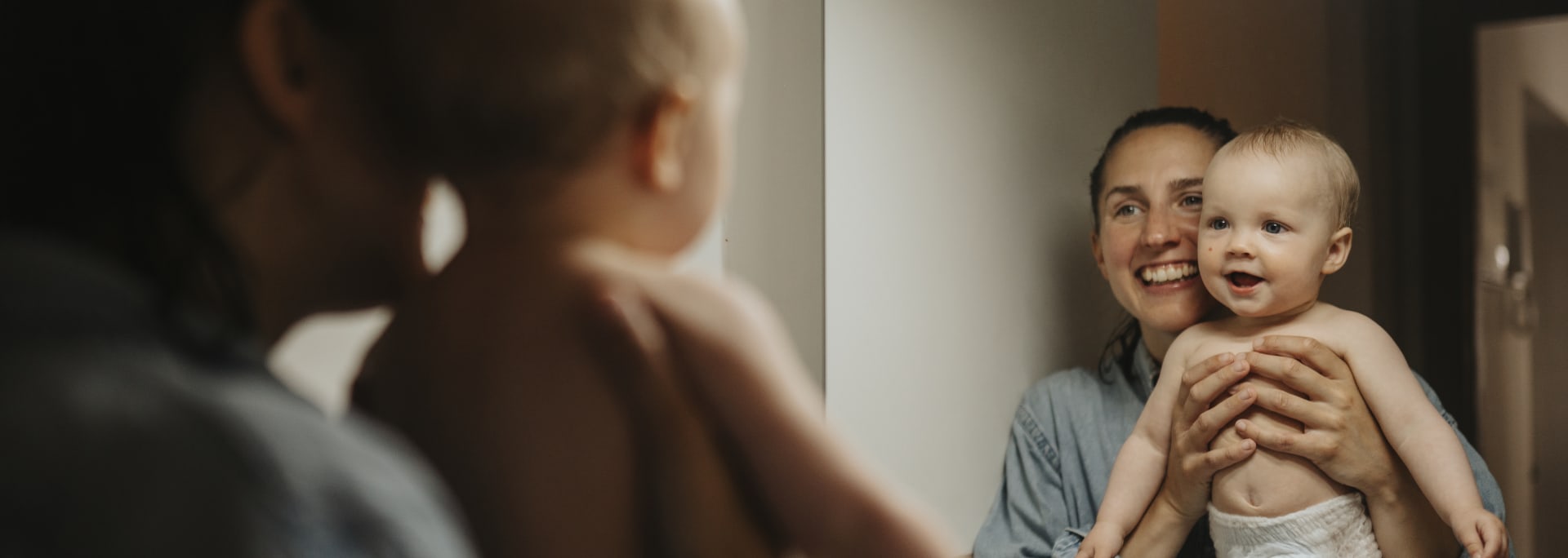 Baby og mor og spejlbillede