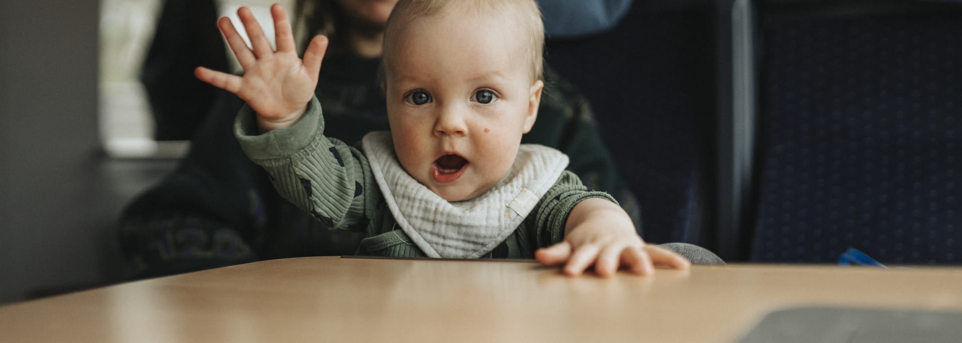 Baby og mor på tog