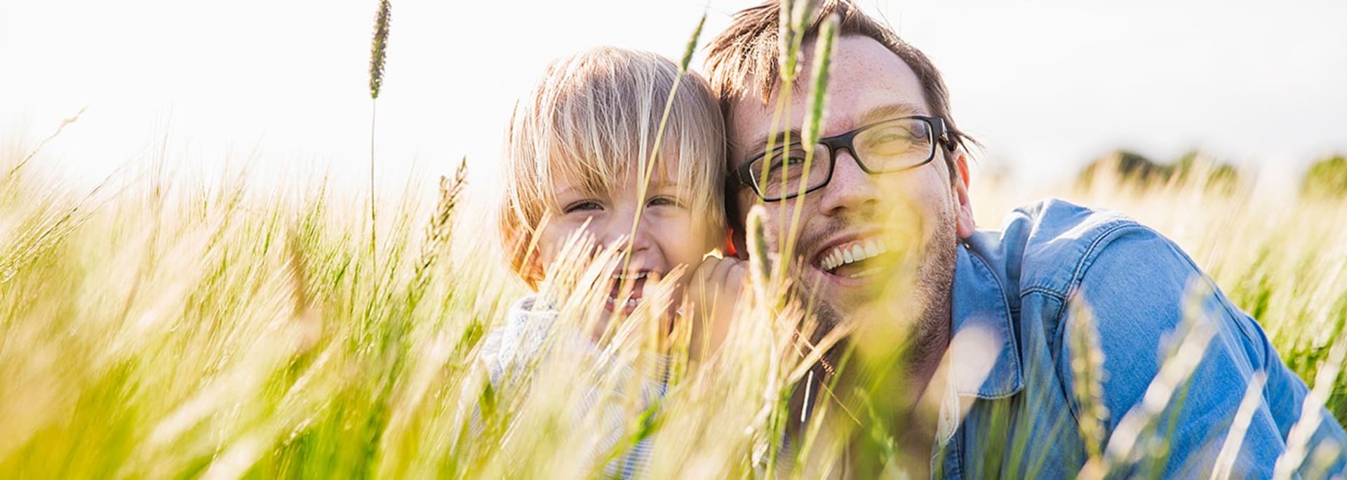 barn og forælder på en mark