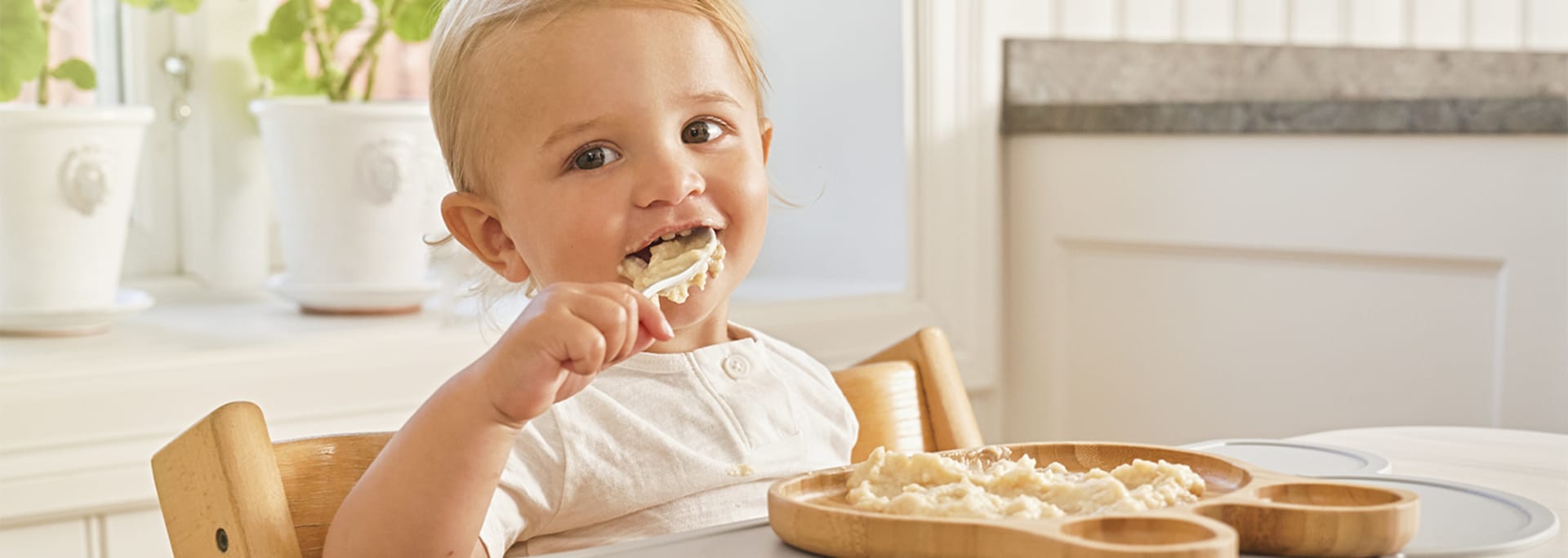 Barn äter Sempers Oat Bowl vid frukostbordet