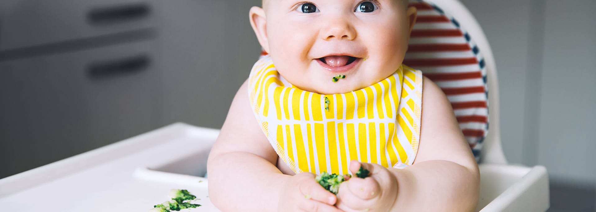 Vauva syömässä parsakaalia