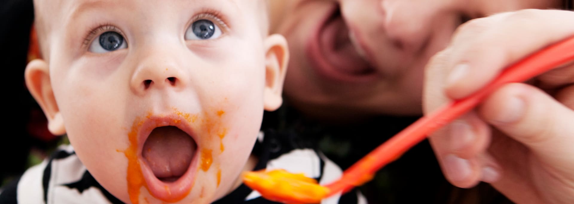 Mamma matar baby med barnmat från Semper