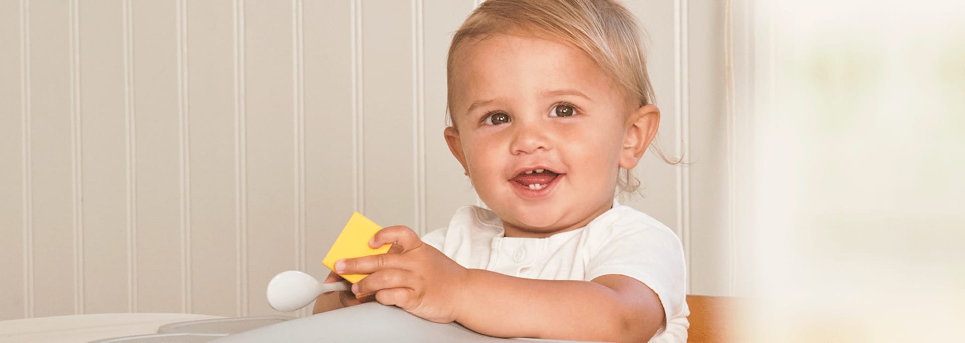 Barn sitter vid bordet och ska äta