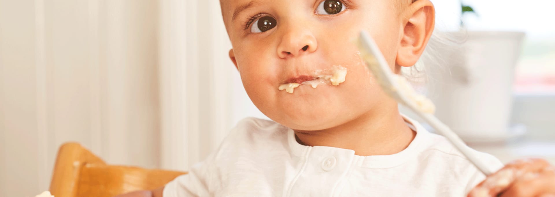 Baby der spiser grød