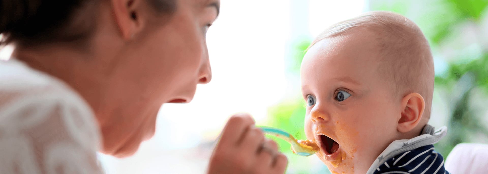 Mamma mater baby med skje