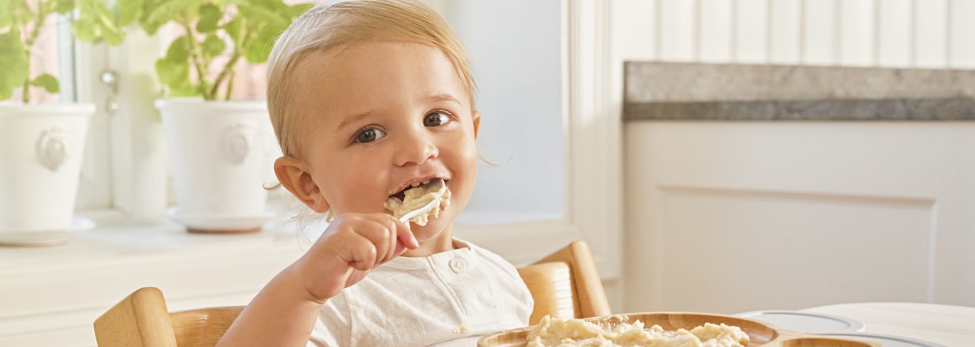 Baby der spiser mælkefri grød fra Semper Børnemad