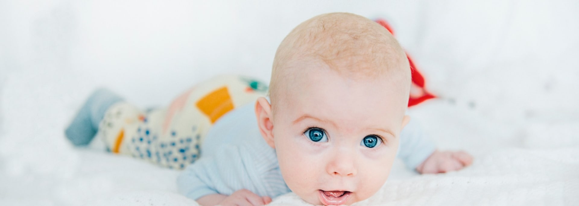 Baby der ligger på maven - artikel om hvordan du styrker babys immunforsvar fra Semper Børnemad