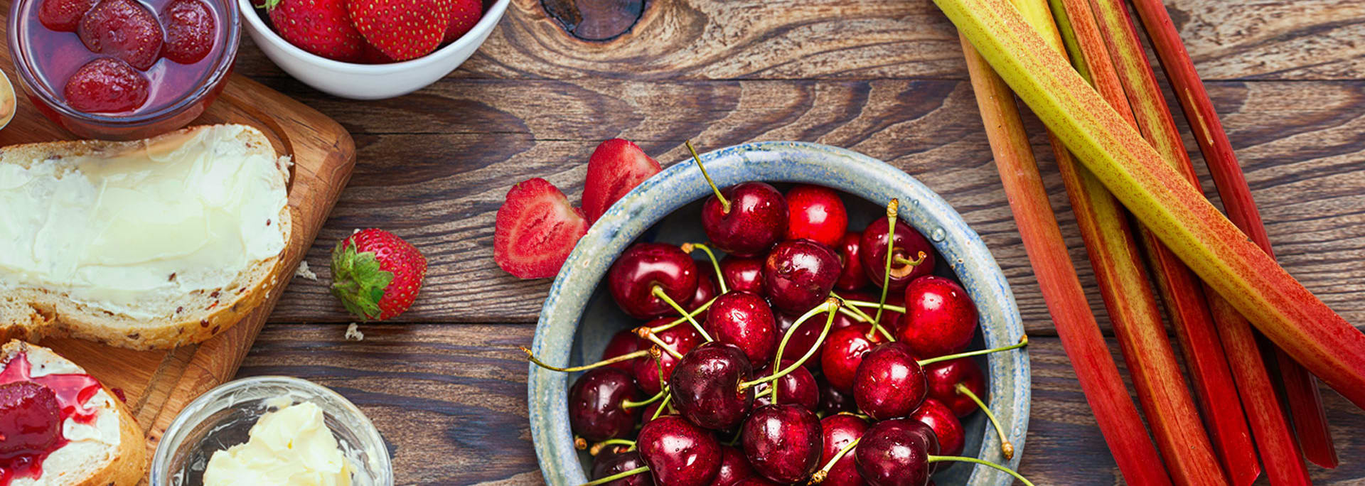 Table de petit dejéuner avec cerises