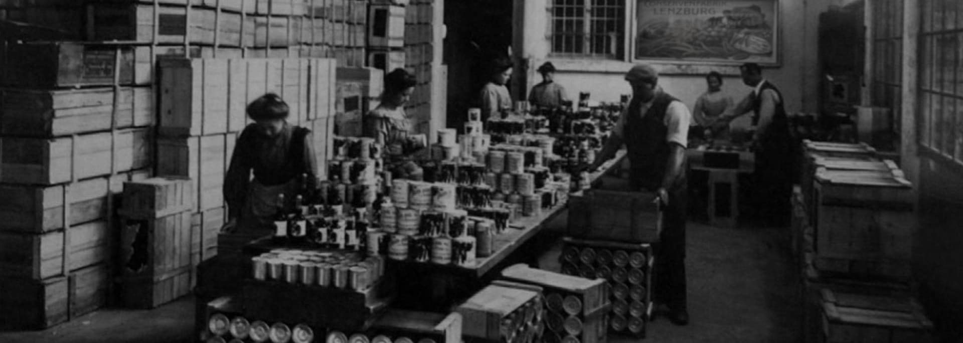 Die Erbsendosen werden in der alten Fabrik abgefüllt