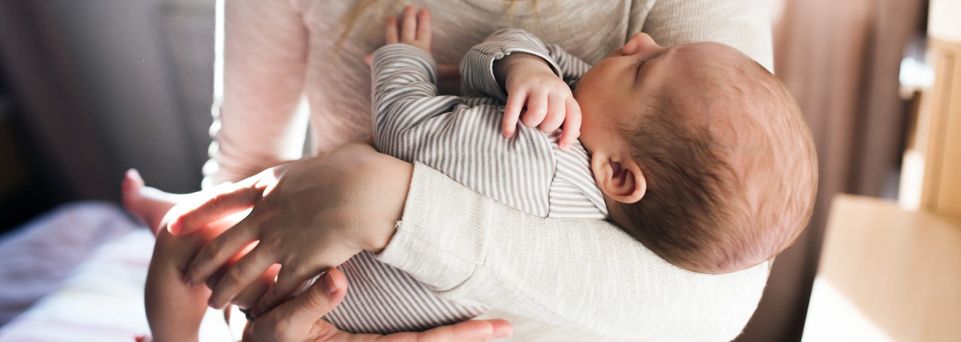 мама берет в руки. мать с ребенком. ребенок на руках. мама берет в руки. родители с ребенком за руку.