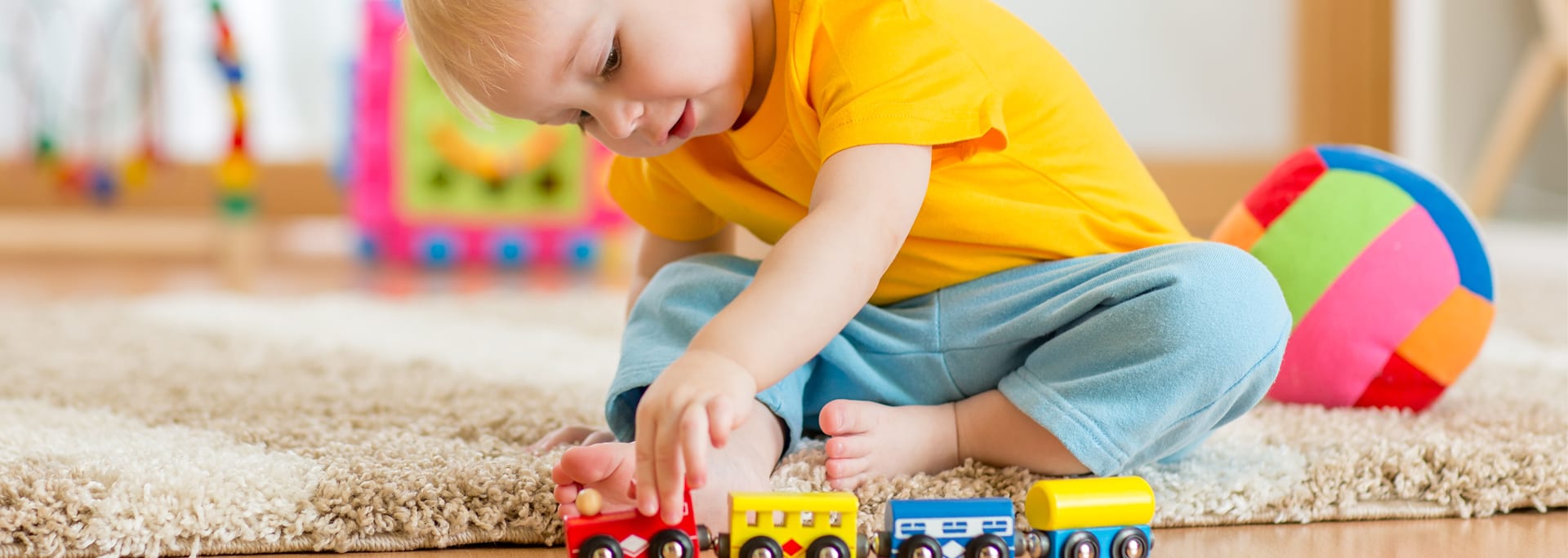 Разные игрушки для детей. Яркие игрушки для детей. Как играть с такой игрушкой. Детские игрушки на белом фоне. Как играть с такой игрушкой.