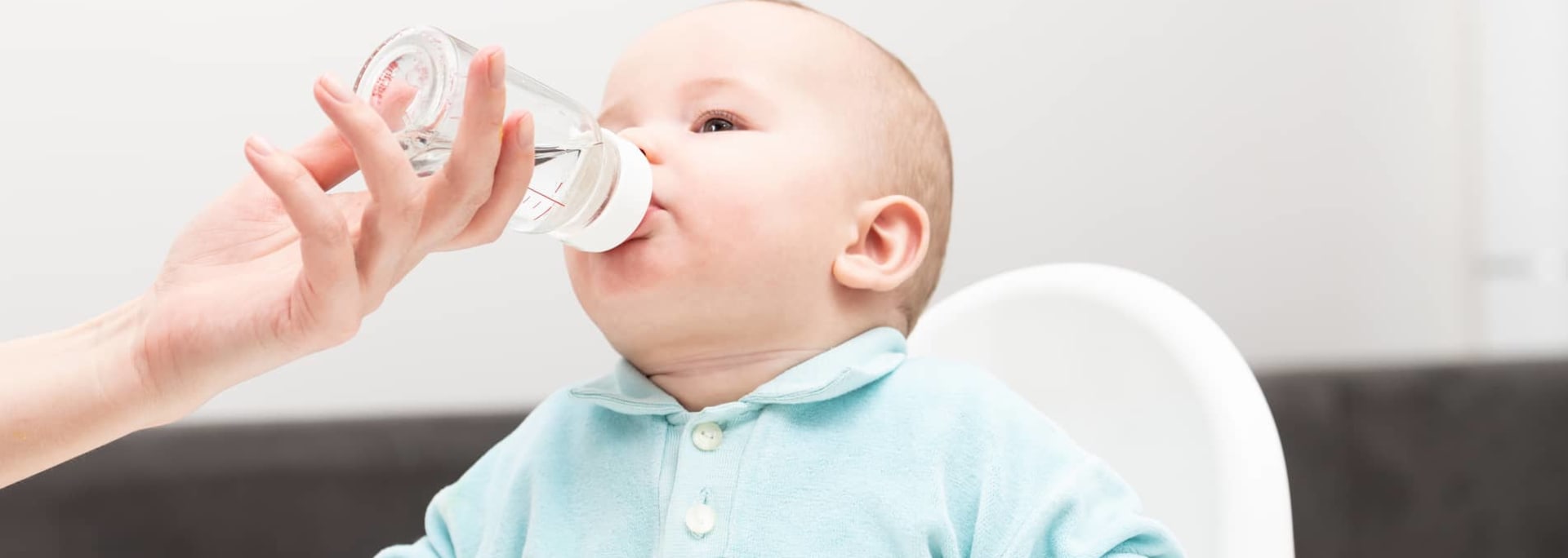 Cuándo empezar a dar agua al bebé y cuánto - Criar con Sentido Común