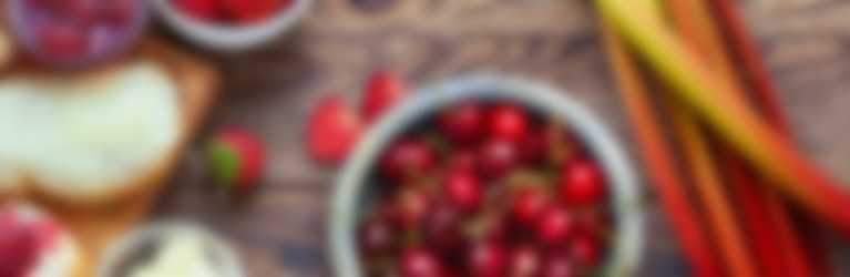 Table de petit dejéuner avec cerises
