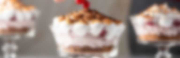 Johannisbeeren-Delicia-Creme-mit-Biskuit-und-italienische-flambierte-Meringue_1900.jpg