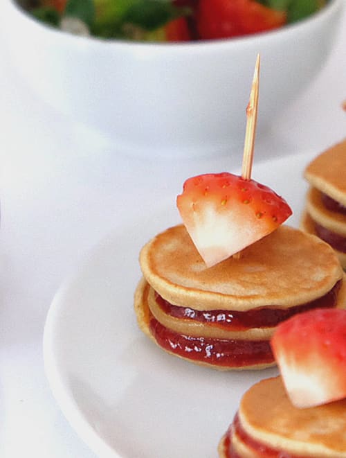 Mini pancakes de plátano con confitura de fresas