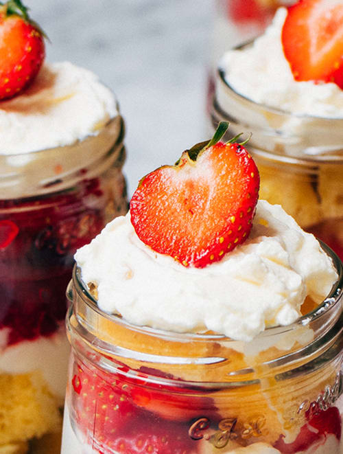 Zomerse aardbeien trifle met aardbeienjam