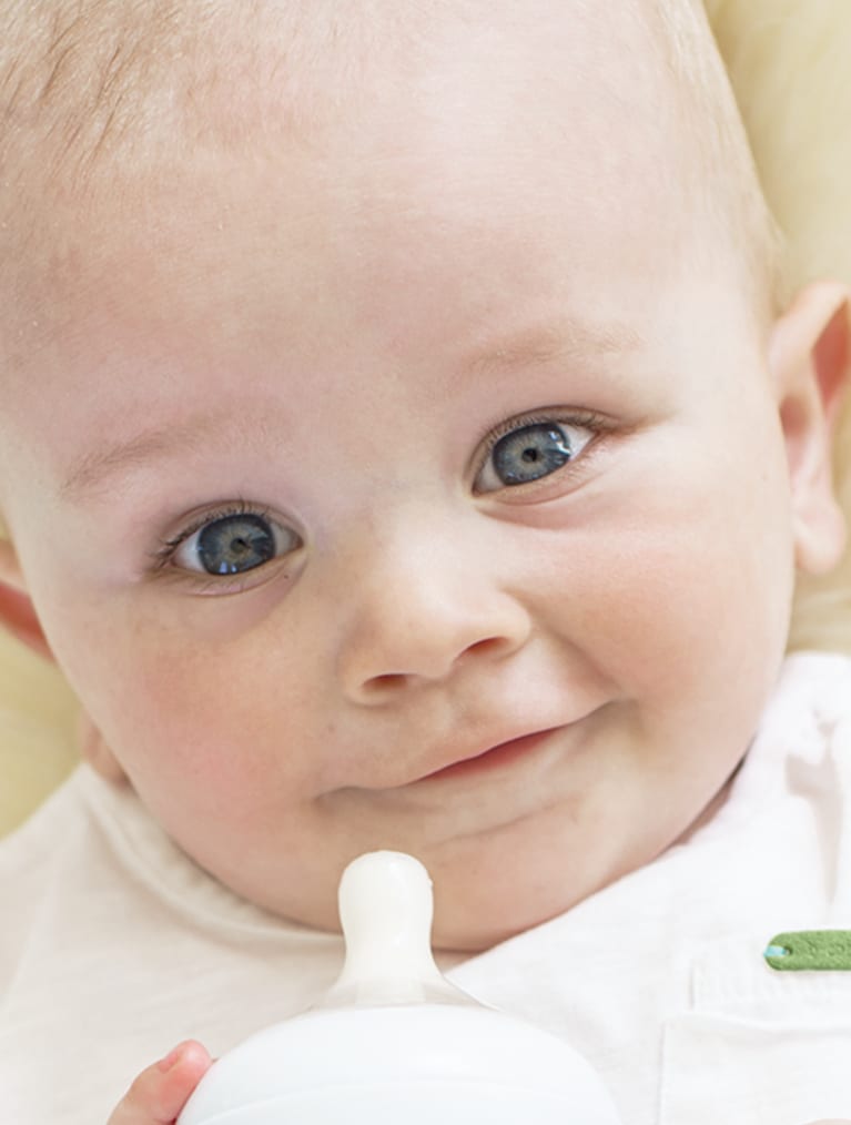 Header Baby - baby drinking from bottle