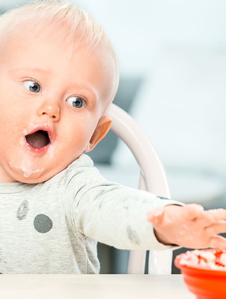 Header baby - baby eating porridge