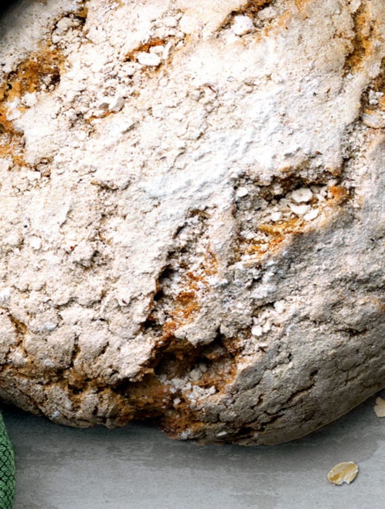 Glutenfritt stort bröd med grön bakduk