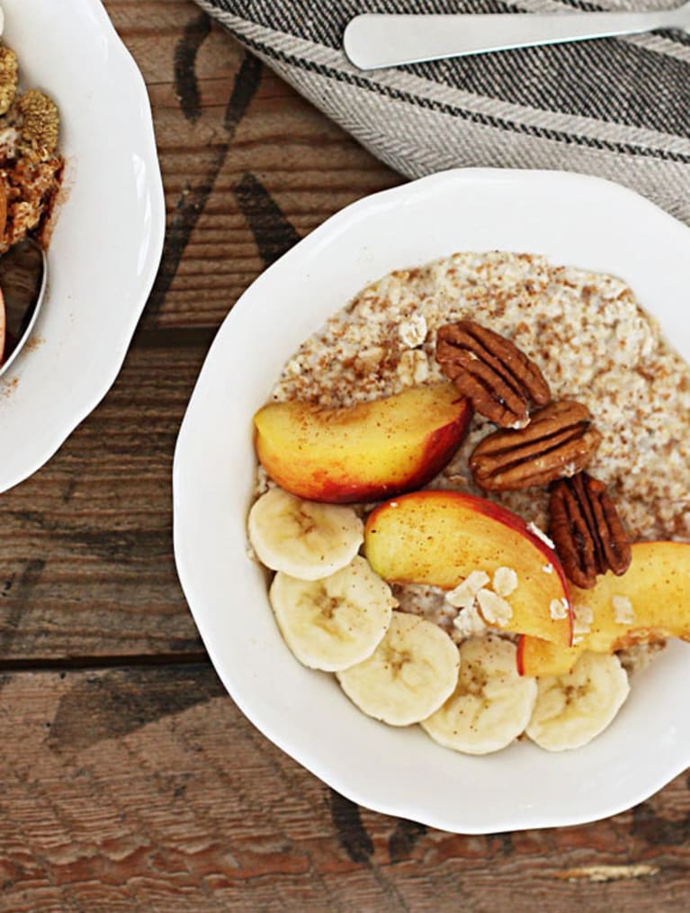 Glutenfri havregrynsgröt toppad med frukt