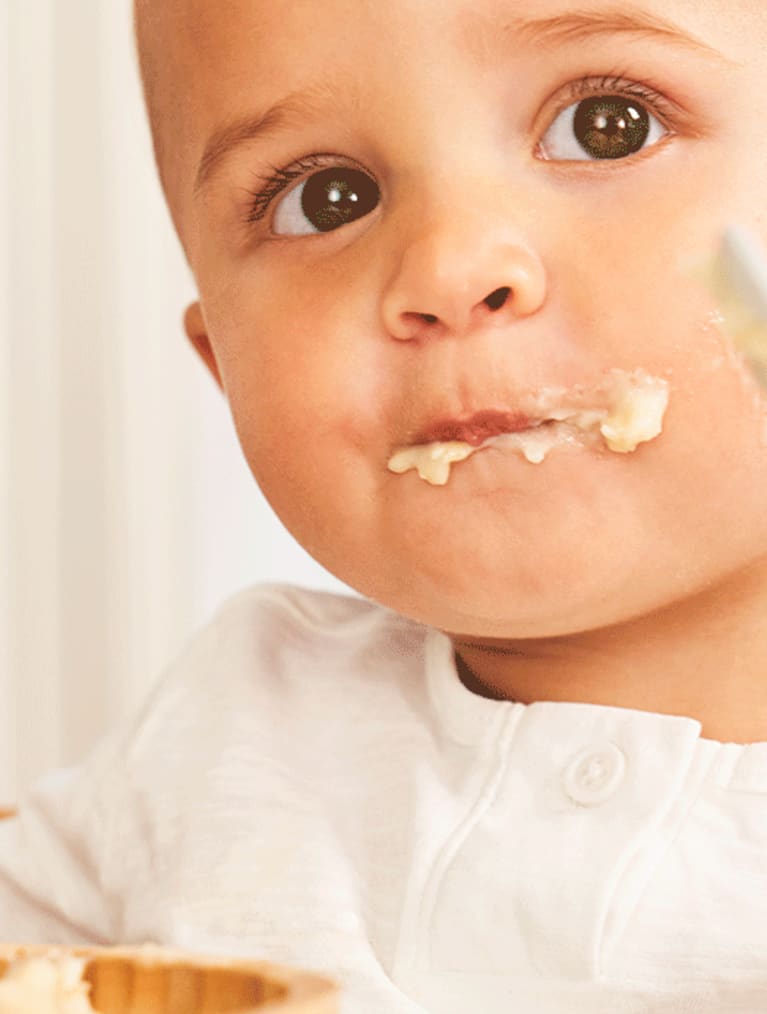 Baby der spiser grød