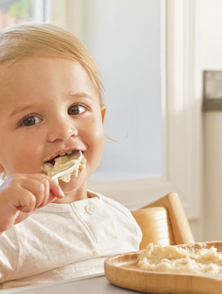 Baby der spiser mælkefri grød fra Semper Børnemad