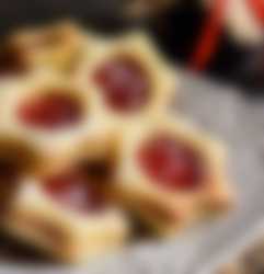 Galletas de mantequilla con mermelada de cereza