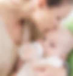 Header Baby - mother bottlefeeding baby