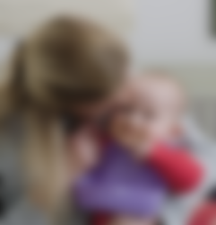 Mamma och baby med lila haklapp