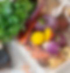 Forskellige farverige rodfrugter i en kurv