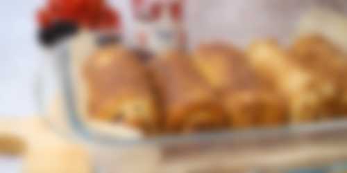 Opgerolde wentelteefjes uit de oven in ovenschaal