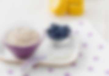 Skål med Sempers gröt och blåbär