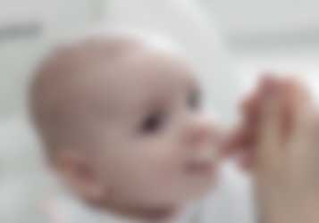 Baby bliver madet med ske - STEP metoden