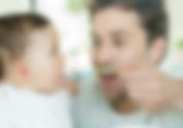 Far madder baby med ske