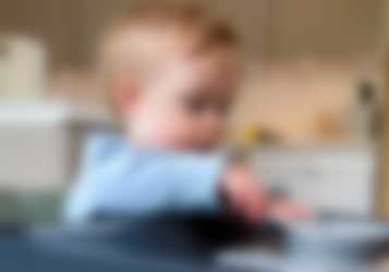 Barn som äter Semper gröt.