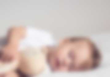 Barn der sover med sovebamse